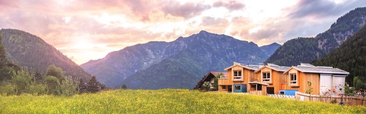 aussenansicht-alpegg-chalets-steinplatte-waidring-abenddaemmerung-2